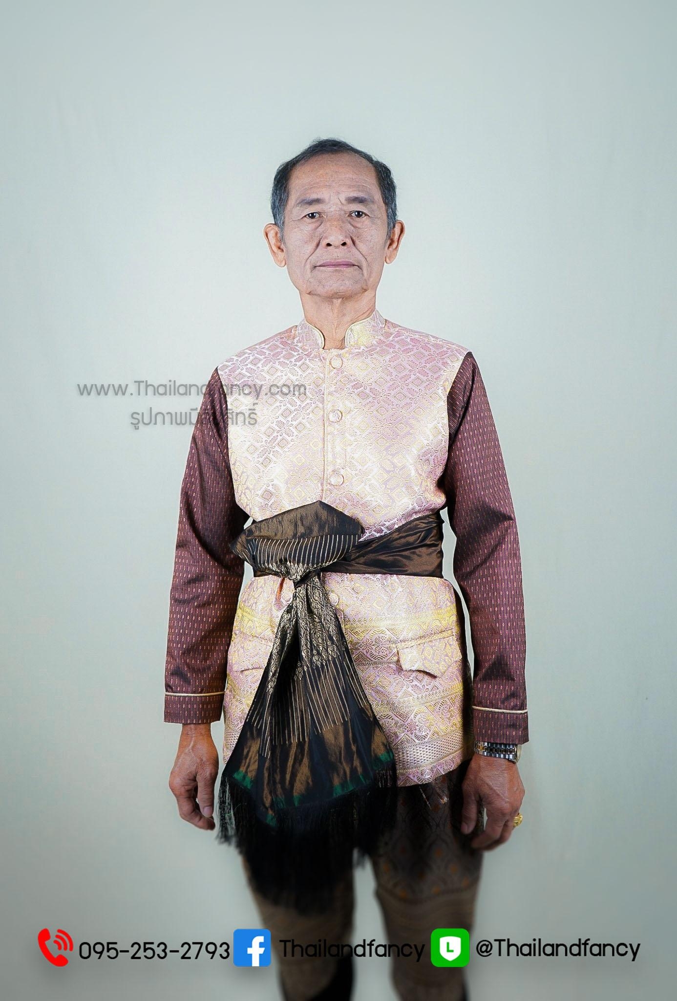 ชุดไทยย้อนยุค ชุดไทยสมัยสุโขทัย ชุดงานพิธีไทย ชุดไทยผู้ชาย ชุดไทยท่านเจ้าคุณ ชุดไทยพี่หมื่นออเจ้า ชุดอำมาตย์เสื้อลายไทยสีทูโทนเข้าคู่กับโจงกระเบนสีเข้ม