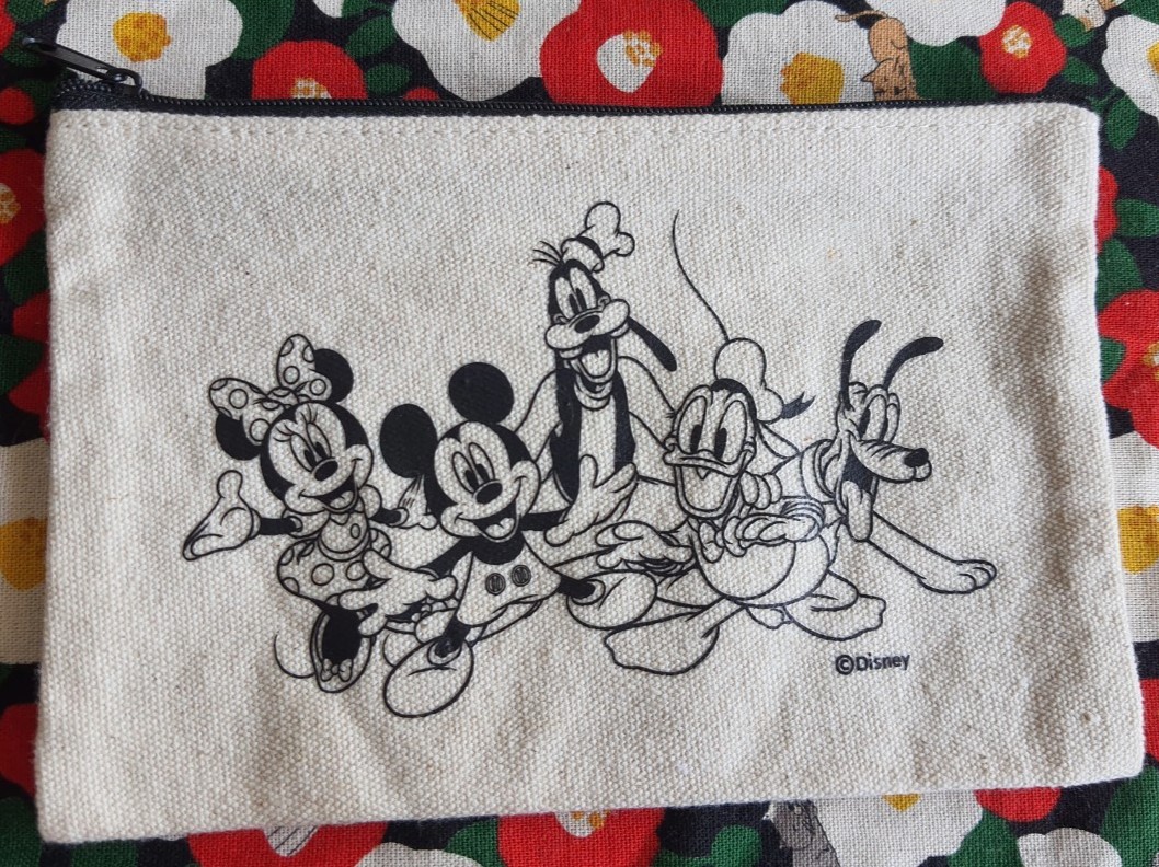 Disney mickey mouse & friends กระเป๋าผ้ามีซิป มิกกี้เม้าส์ และผองเพื่อน ของแท้จากญี่ปุ่น Size : 18 x 12 cm
