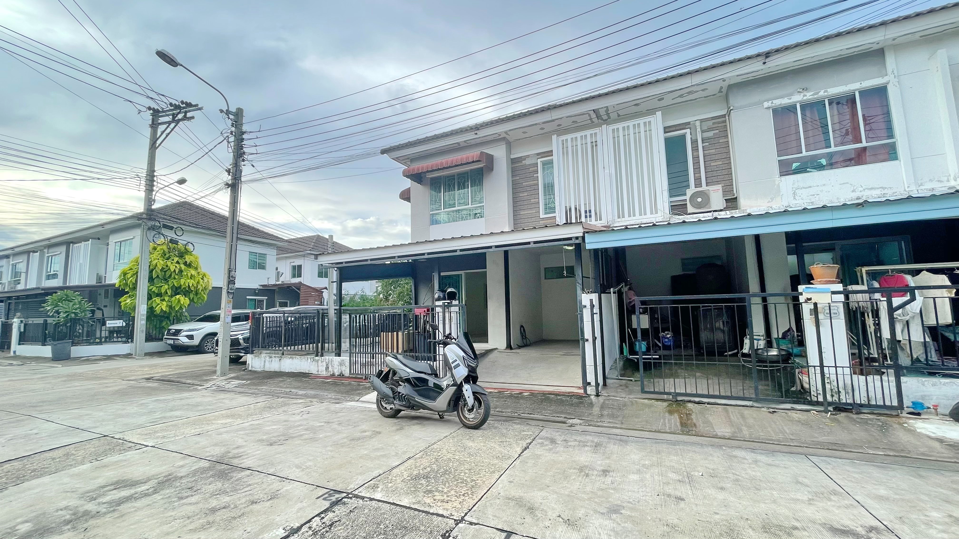 ให้เช่า ทาว์นเฮาส์หลังมุม มีฟื้นที่ด้านข้าง ใกล้ วัดลาดปลาดุก