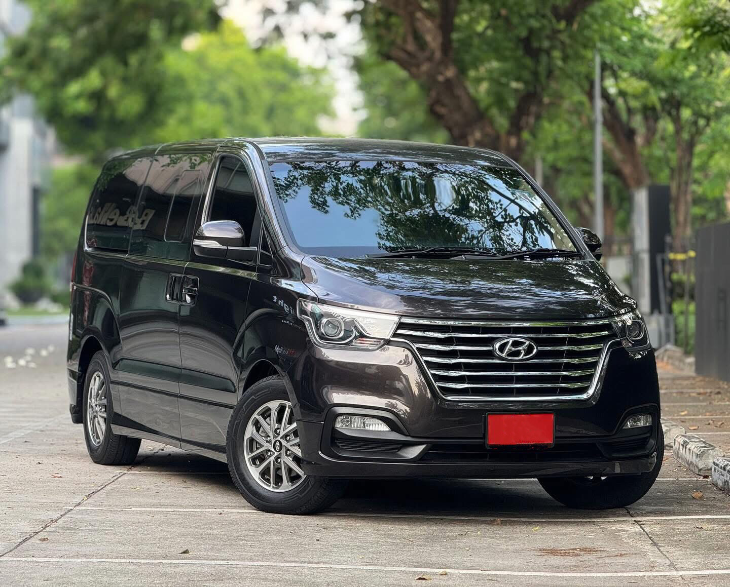 Hyundai H1 2.5 Elite AT สีน้ำตาลดำ ปี2019