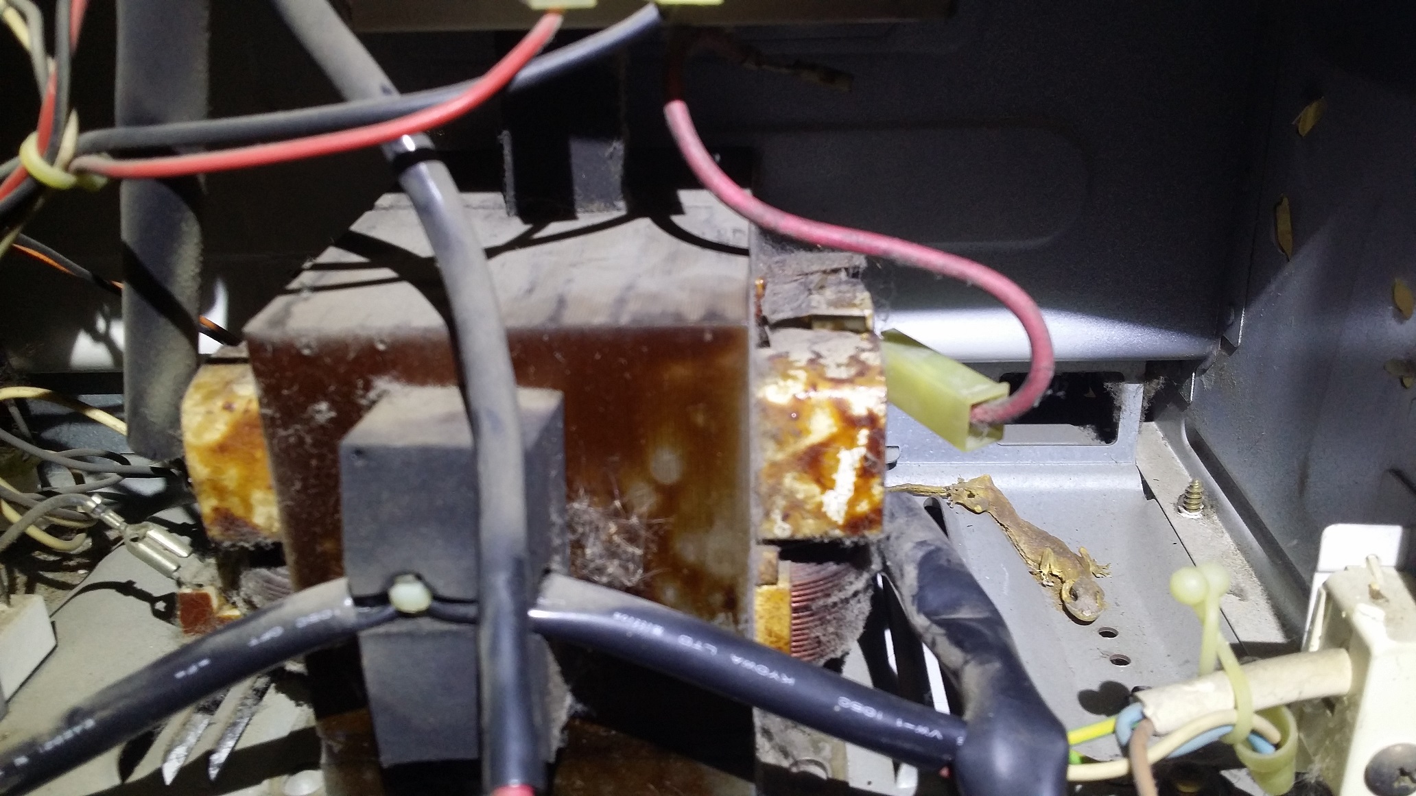 ซ่อมไมโครเวฟ ยี่ห้อ SHARP รุ่น R-3A65 อาการไฟไม่เข้าเครื่อง