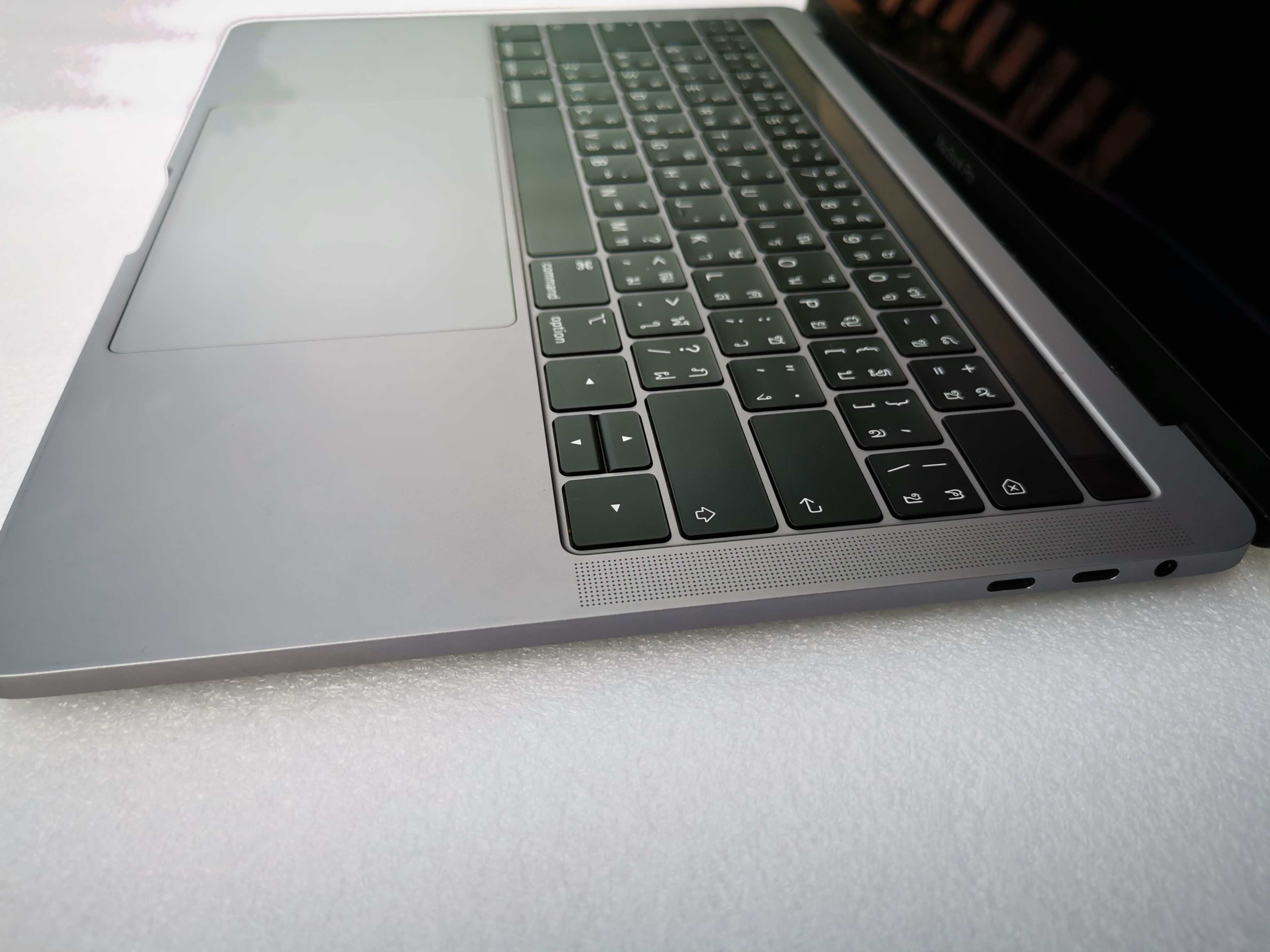 MacBook Pro (13" 2018 PortsThunderbolt 3 จำนวน 4 พอร์ต)