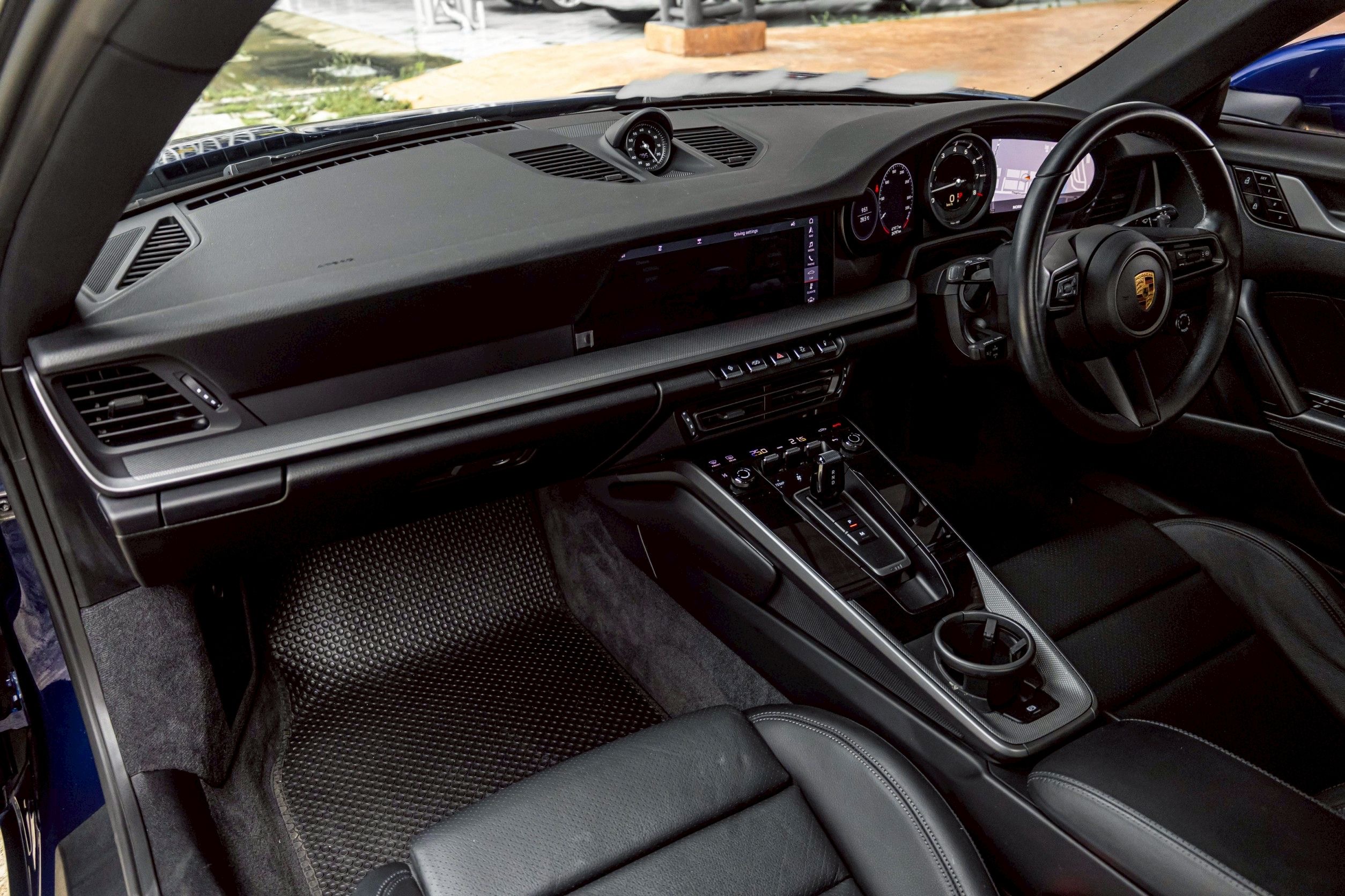 Porsche 911 Carrera 992 ปี 2021