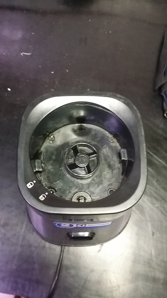 ซ่อมเครื่องปั่น ยี่ห้อ Electrolux รุ่น EMB3025 อาการเปิดไม่ติด