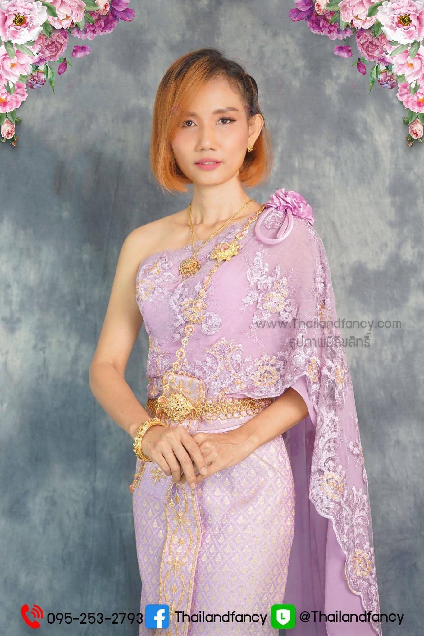 ชุดไทยแต่งงาน ชุดไทยจักรี ชุดไทยพระราชนิยม ชุดไทยประยุกต์ ชุดไทยประกวด ชุดไทยเจ้าสาว ชุดไทยสีม่วงอ่อนห่มสไบตกแต่งลายลูกไม้และดิ้นสีทอง