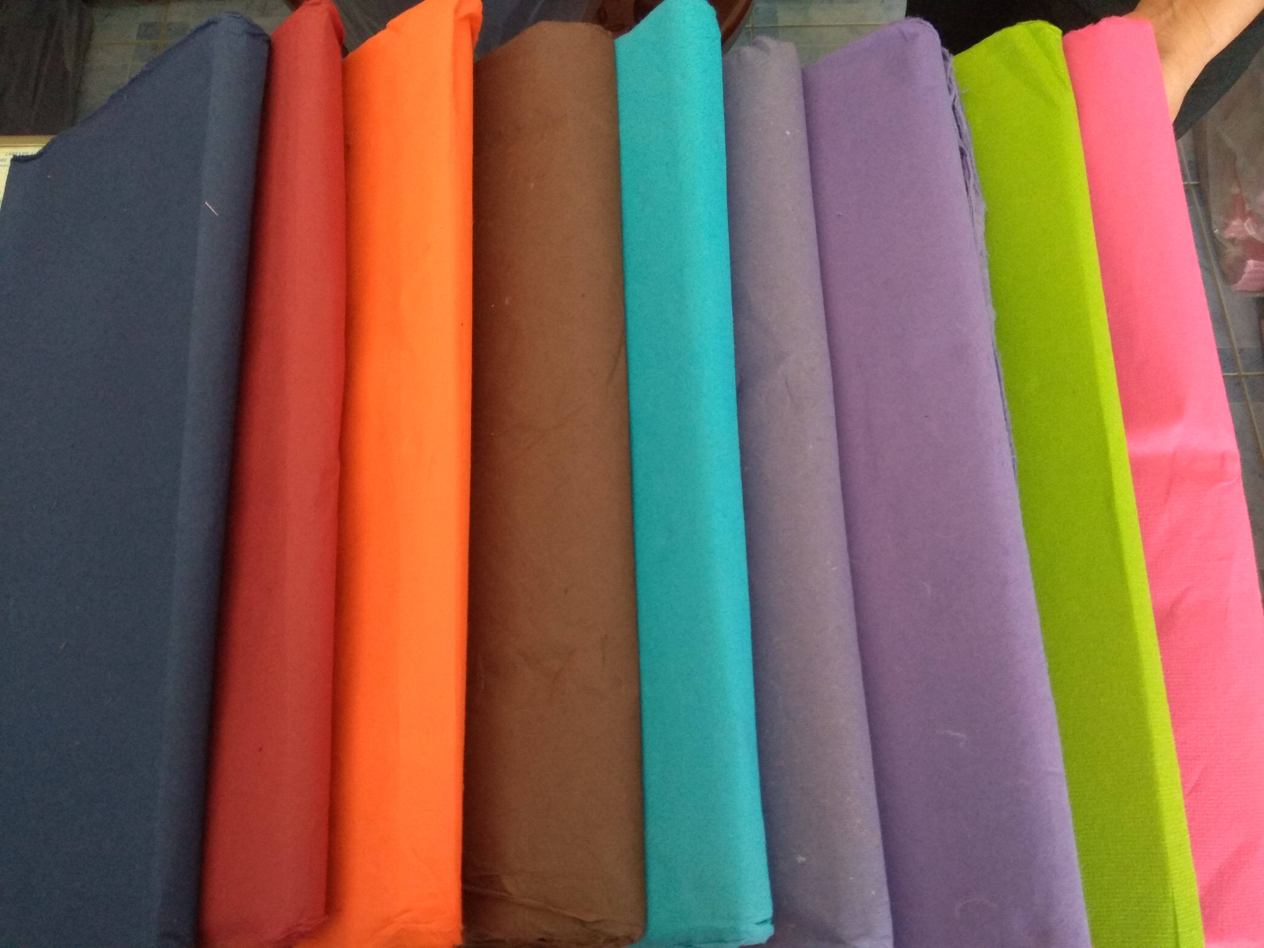 กระดาษสา บาง แบบเรียบ งานทำมือ ขายเป็นปึก 1 ปึก ต่อ1 สี 50 แผ่น แผ่นละ 5บ . เลือกสีทักไลน์