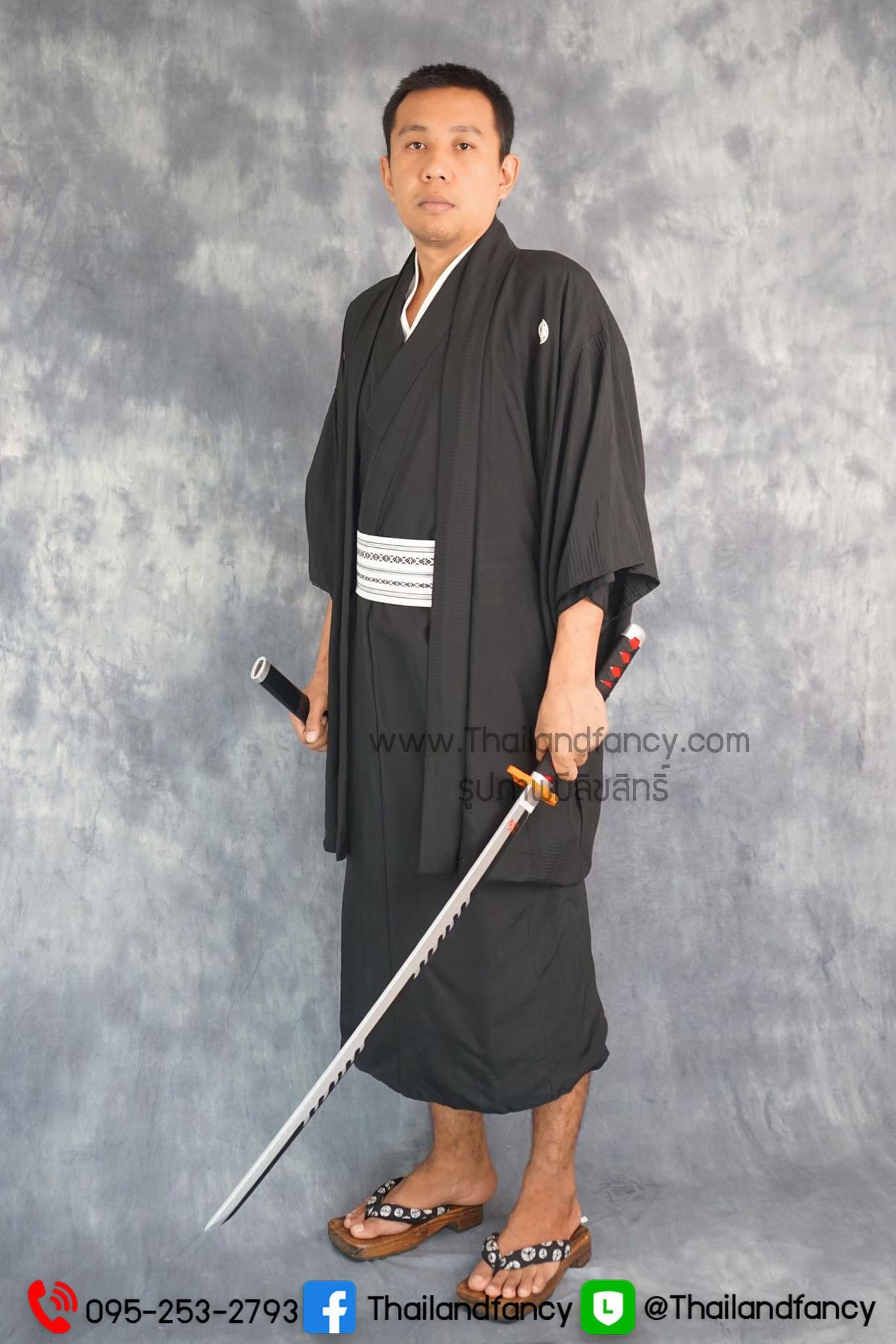 ชุดเช่าแฟนซีผู้ชาย (ชุดเช่า) ชุดเช่ากิโมโนญี่ปุ่นสำหรับผู้ชาย Kimono Costume เช่าชุดญี่ปุ่นโบราณ ชุดกิโมโนญี่ปุ่นชายสีดำ สวมฮาโอริสีดำ และฮากะมะสีน้ำตาล