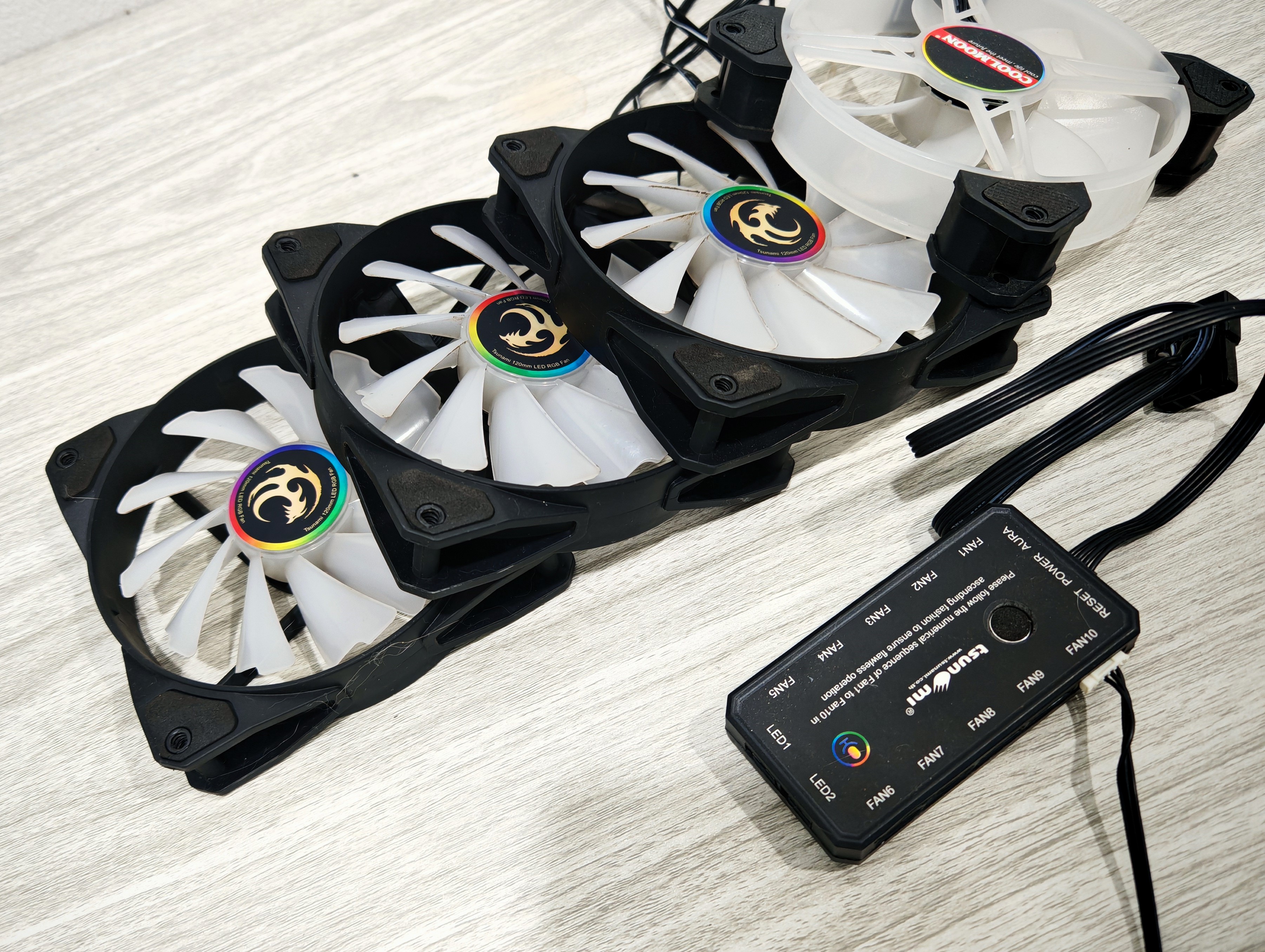 ชุดพัดลม tsunami 3 ตัว + coolmoon 1ตัว พร้อมกล่องคุมไฟ พัดลมเป็นแบบ RGB