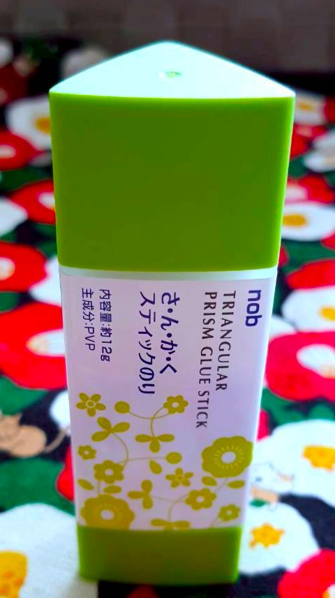 nob กาวแท่ง จากญี่ปุ่นรูปทรงสามเหลี่ยมทำให้จับถนัดมือและไม่กลิ้งตกจากโต๊ะได้ง่าย เหมาะสำหรับงานประดิษฐ์ งานฝีมือ และงานเอกสารทั่วไป triangulur prism glue stick