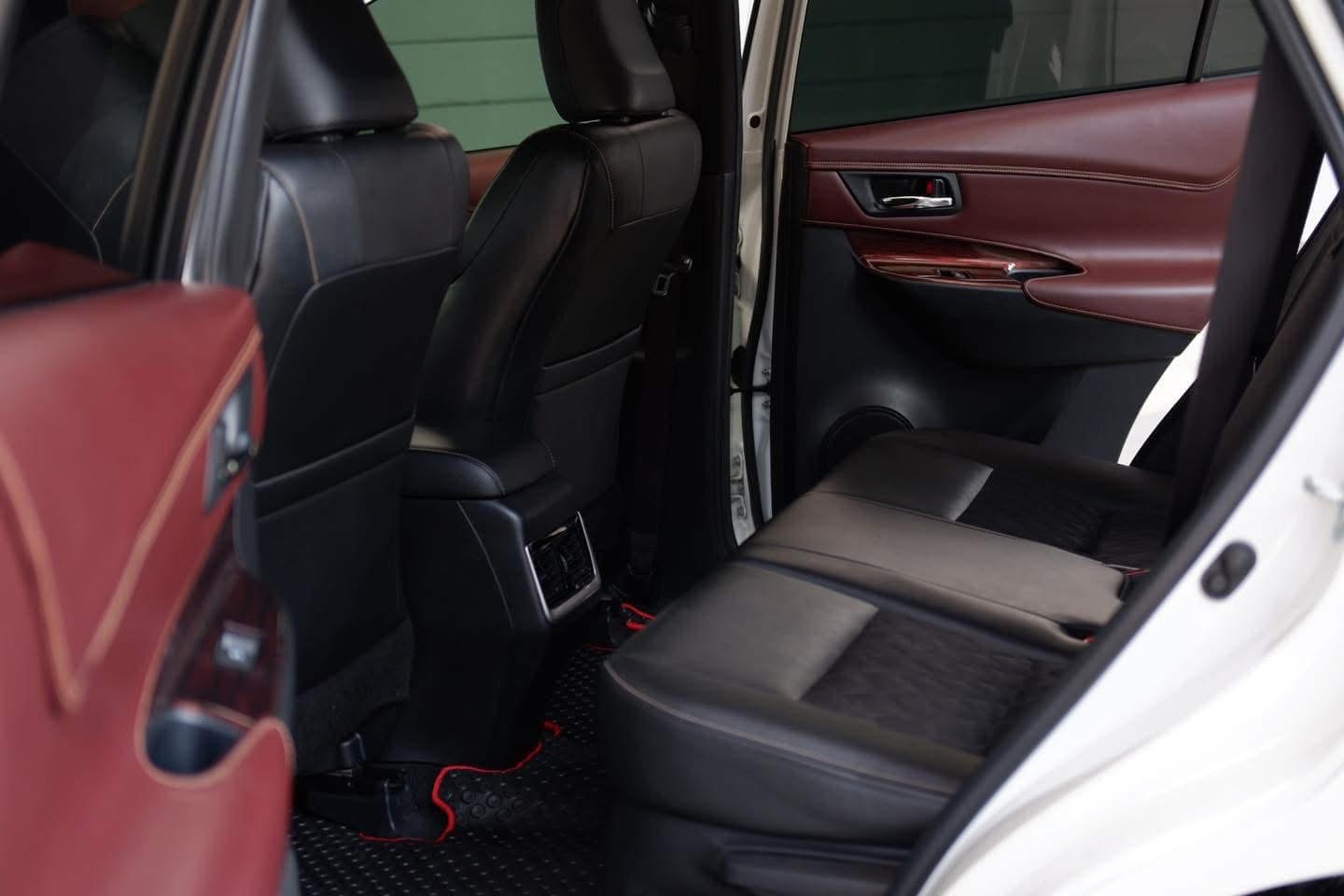 TOYOTA HARRIER สีขาวมุก ปี 2014