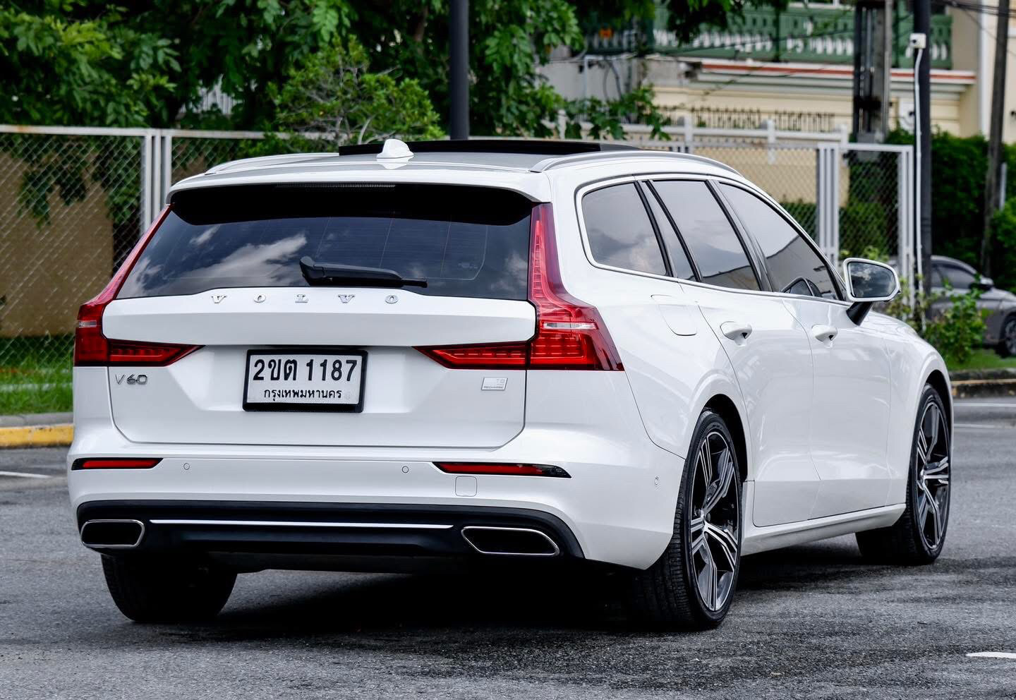 Volvo V60 T8 Plug-in Hybrid Inscription ปี 2021