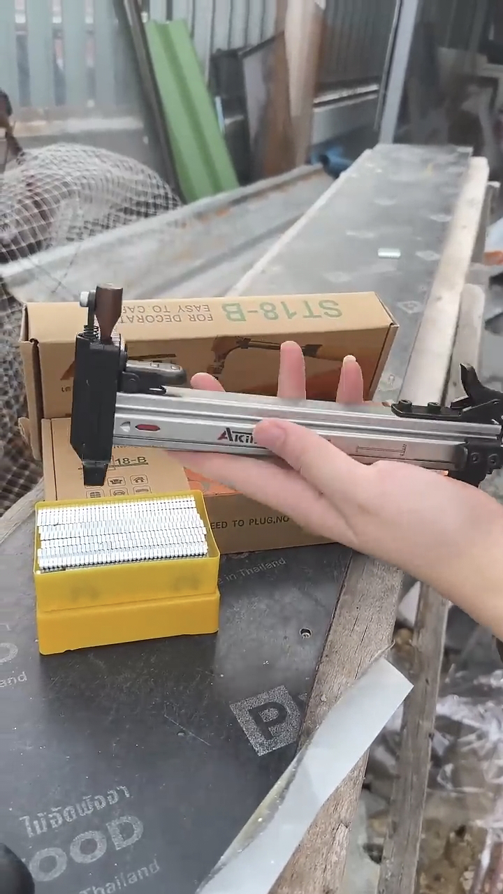เครื่องตอกตะปูด้วยมือ กึ่งอัตโนมัติ ยี่ห้อ AKITA รุ่น ST-18B รุ่นท๊อป