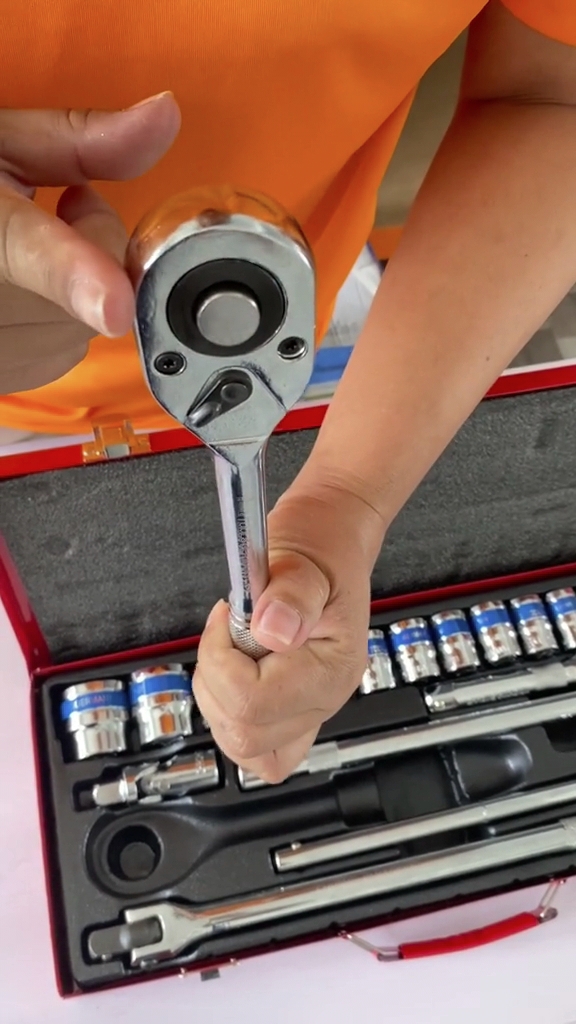 ชุดบล็อก ยี่ห้อ Euro King tool 4 หุน 24 ชิ้น ลูกบล็อก 6 เหลี่ยม