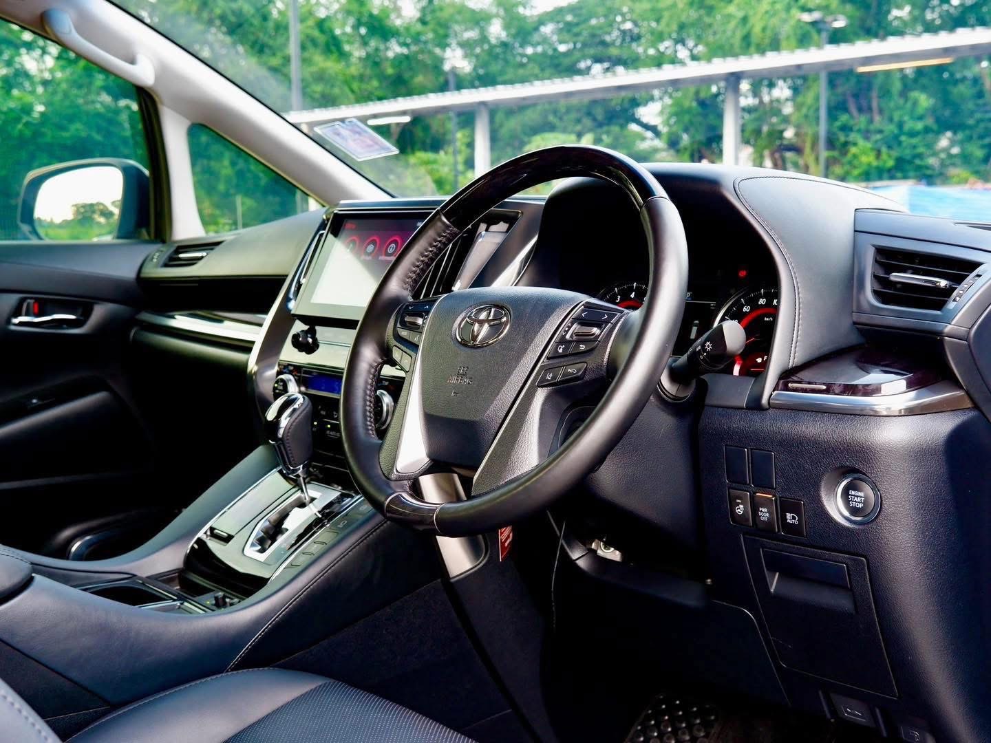 Toyota Alphard 2.5 SC Package จดทะเบียนปี 2021