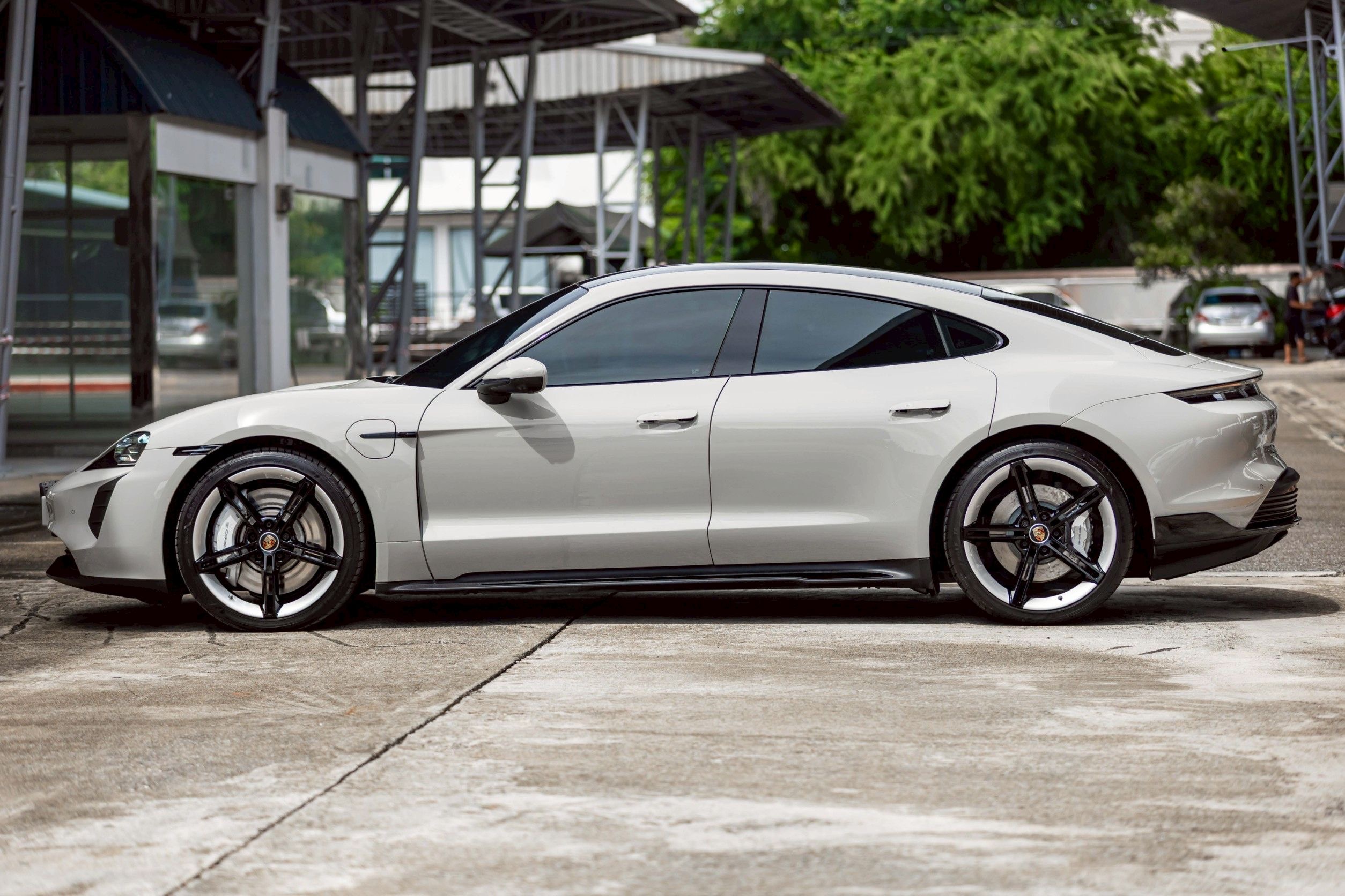 Porsche Taycan Crayon ปี 2023