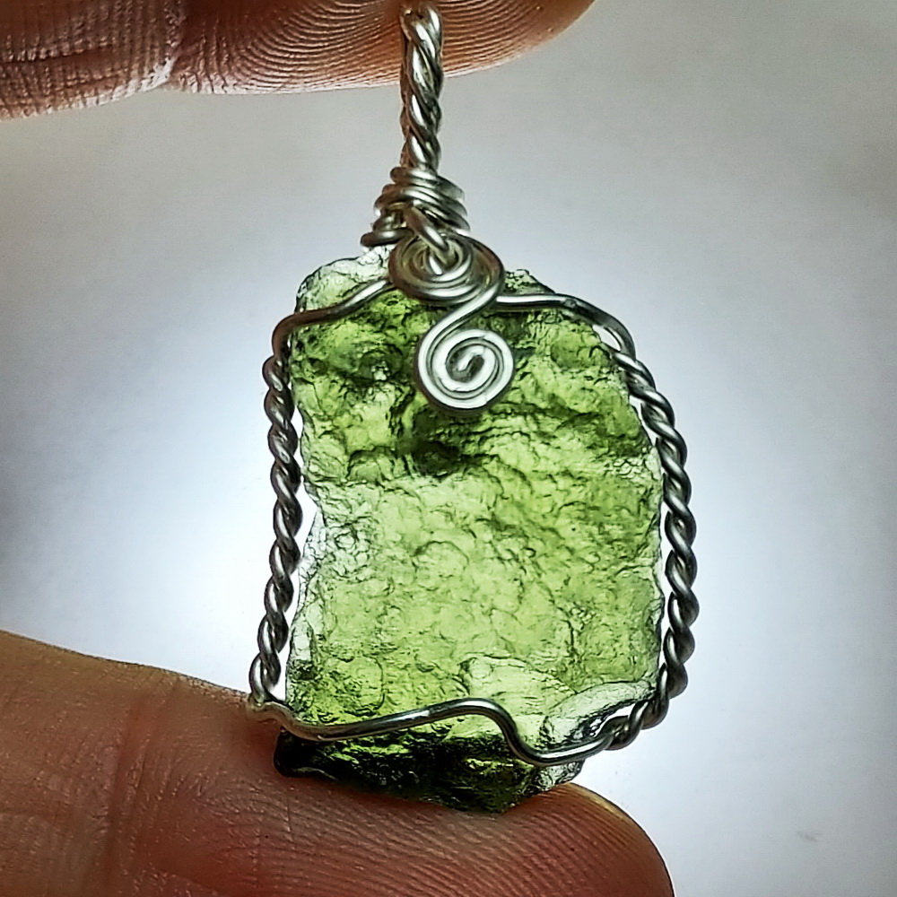 จี้โมลดาไวท์ (Moldavite) 3.5กรัม ขนาดจี้ 3.7x2ซม.หนา0.5ซม. รับประกันของแท้ 100%