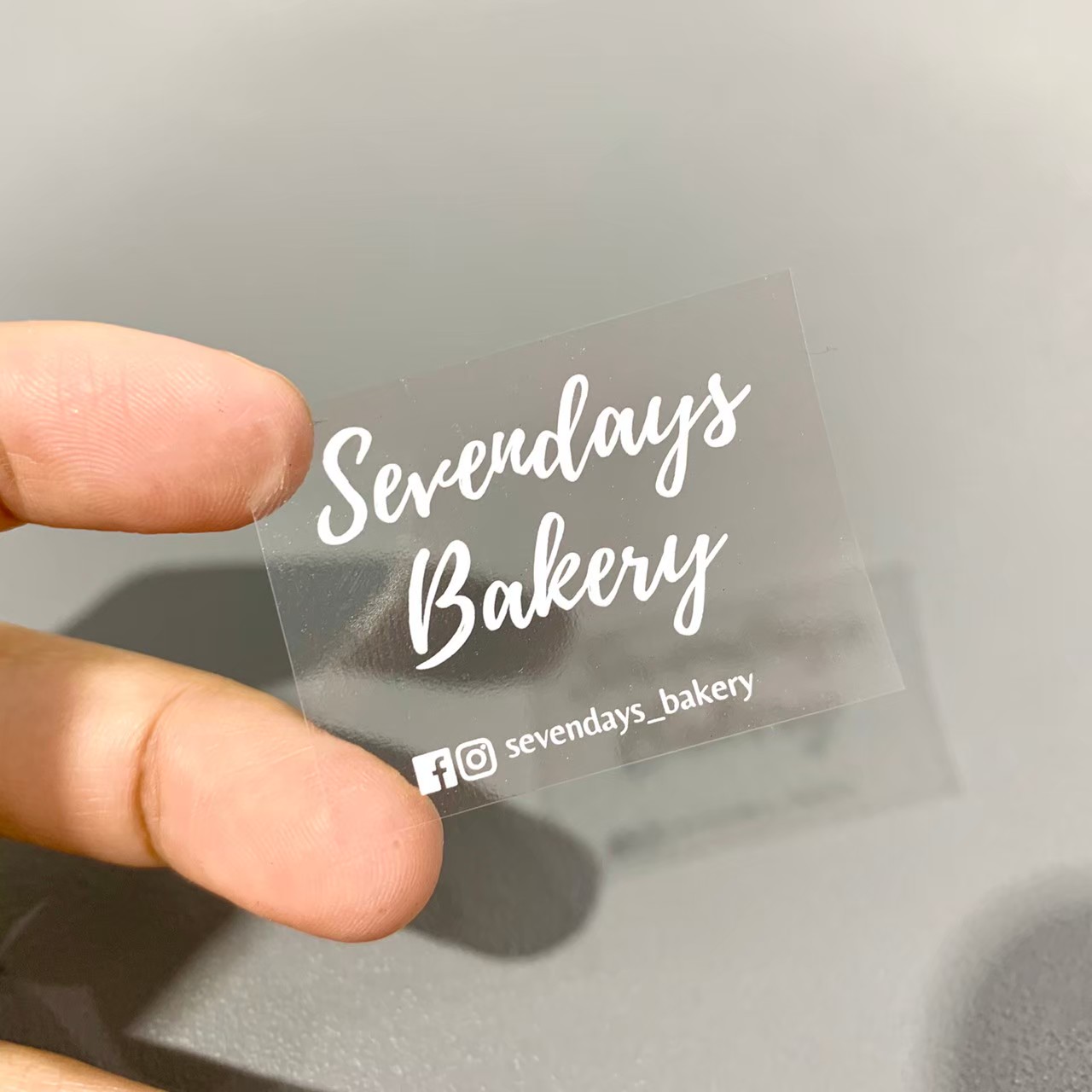 ฉลากสินค้าใสตัวหนังสือขาว สติ๊กเกอร์ใสพิมพ์สีขาว พิมพ์หมึกขาว