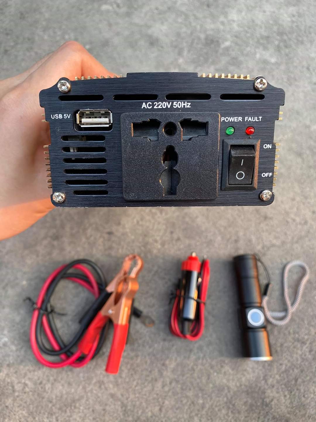 อินเวอร์เตอร์ แปลงไฟ 12V เป็น 220V ขนาด 3,000W ยี่ห้อ Goboss สีทอง