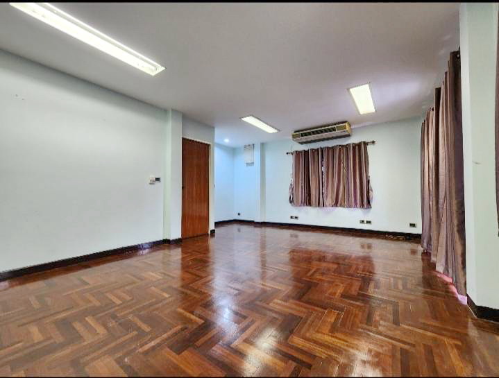 ให้เช่าบ้านแฝดห้องมุม 3 ชั้น (ไม่มีเฟอร์) เส้นเลียบคลองประปา ใกล้ MRT เมืองทองธานี