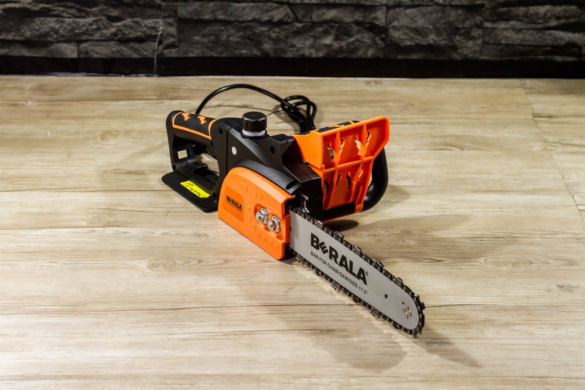 เลื่อยโซ่ไฟฟ้า เลื่อยไฟฟ้า ยี่ห้อ Berala 700W รุ่น BL-8115