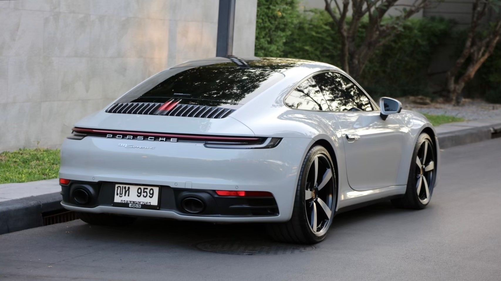 Porsche 992 Carrera 4 ปี 2023