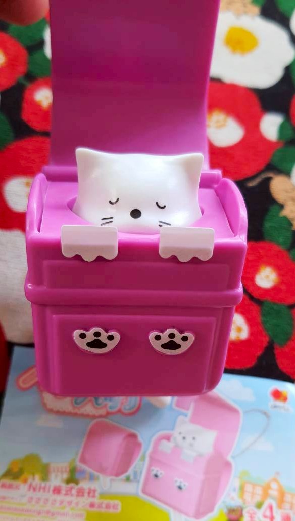 Pet-in-Bag พวงกุญแจ กาชาปอง กระเป๋าเป้ น้อง แมว ของแท้จากญี่ปุ่น สามารถกดหัว น้องแมว เด้งออก / เก็บ ได้ Size : 6 cm