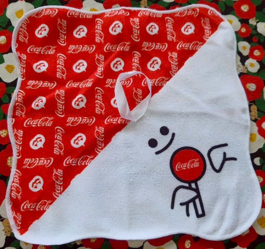 ผ้าเช็ดหน้า เช็ดมือ โค้ก Coca cola น่ารักมากๆ จากญี่ปุ่น Size : 28 x 28 cm