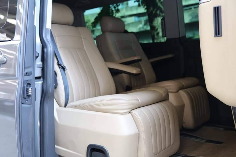 Volkswagen Caravelle สีเทาเข้ม ปี 2013