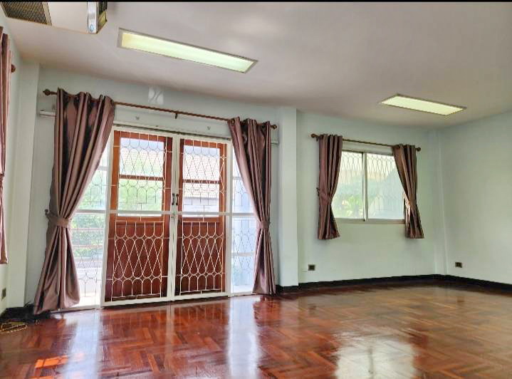 ให้เช่าบ้านแฝดห้องมุม 3 ชั้น (ไม่มีเฟอร์) เส้นเลียบคลองประปา ใกล้ MRT เมืองทองธานี