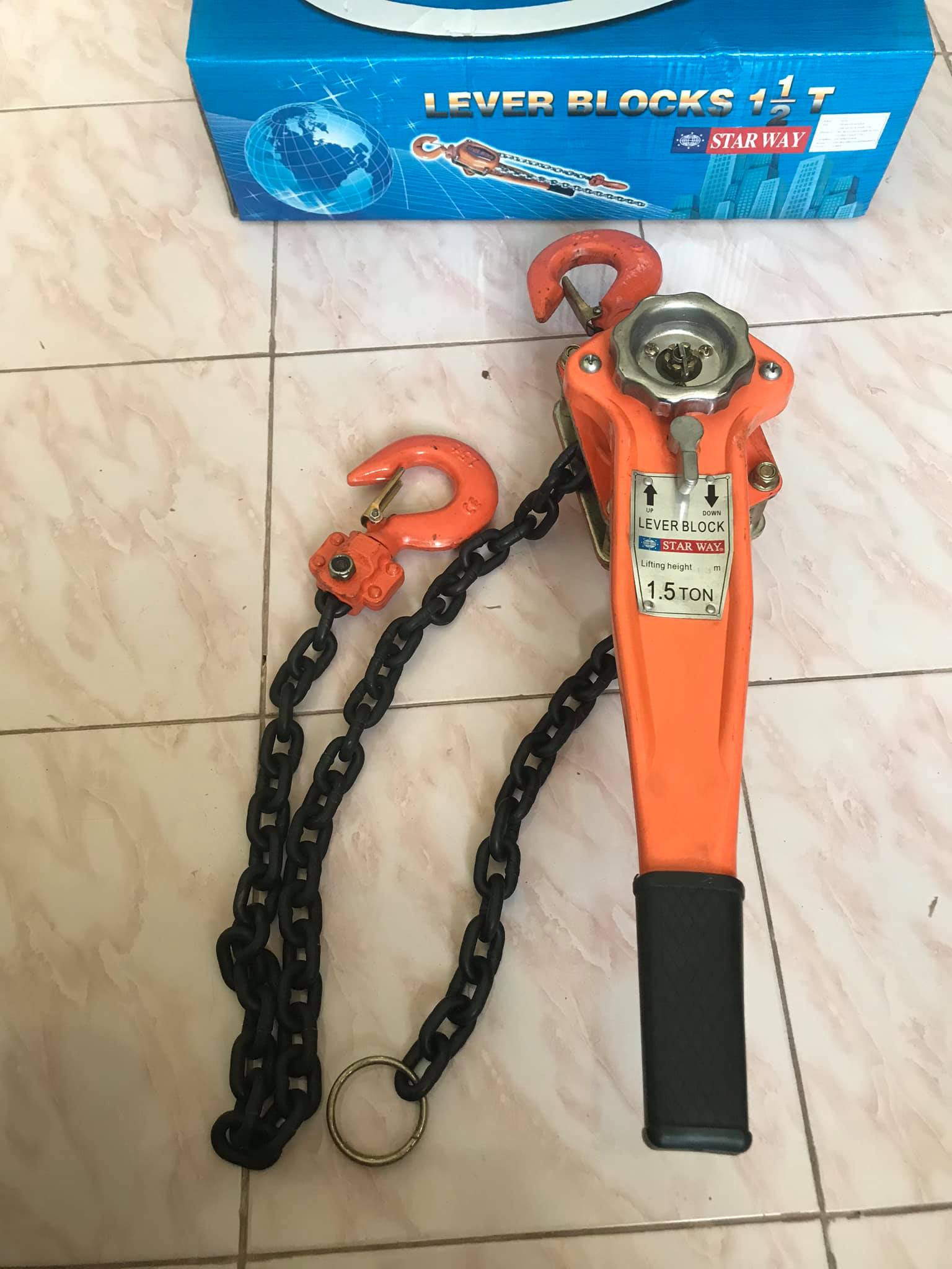 รอกโซ่มือโยก STARWAY โซ่ยาว 1.5 เมตร (กำมะลอ)