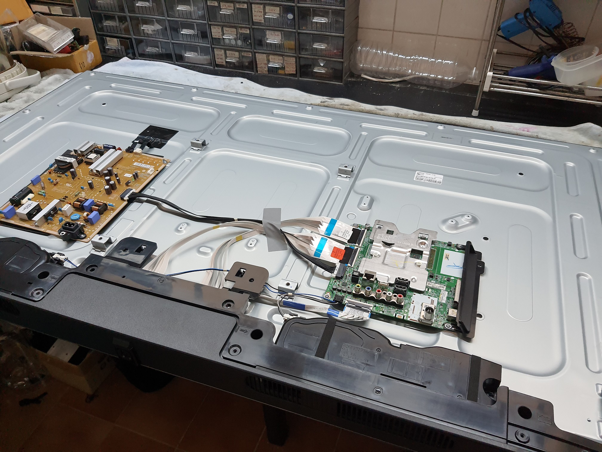 ซ่อมโทรทัศน์ LCD-TV ยี่ห้อ LG รุ่น 32LD460 อาการเปิดไม่ติด