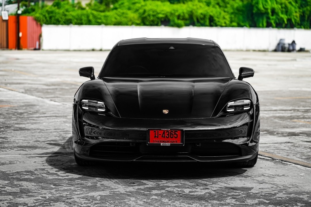 Porsche Taycan ปี 2021
