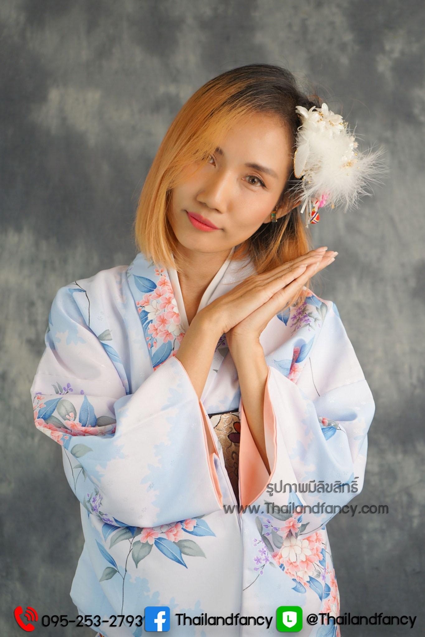 ชุดแฟนซีผู้หญิงสำหรับเช่า Kimono Costume เช่าชุดกิโมโนหญิง เช่าชุดกิโมโนกรุงเทพ เช่าชุดญี่ปุ่นหญิง ชุดญี่ปุ่นโบราณ ชุดเช่ากิโมโนผู้หญิงสีฟ้าลายดอกไม้สีโอรสและม่วง