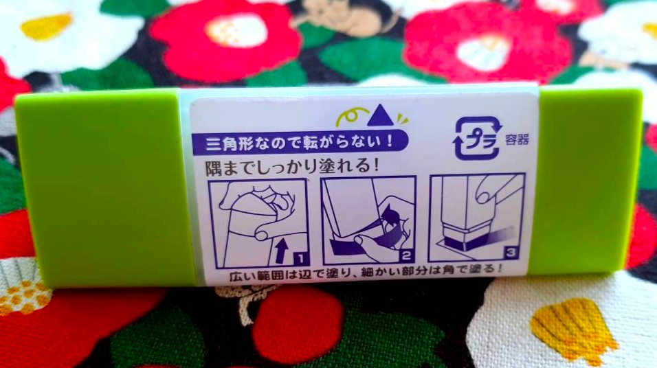 nob กาวแท่ง จากญี่ปุ่นรูปทรงสามเหลี่ยมทำให้จับถนัดมือและไม่กลิ้งตกจากโต๊ะได้ง่าย เหมาะสำหรับงานประดิษฐ์ งานฝีมือ และงานเอกสารทั่วไป triangulur prism glue stick