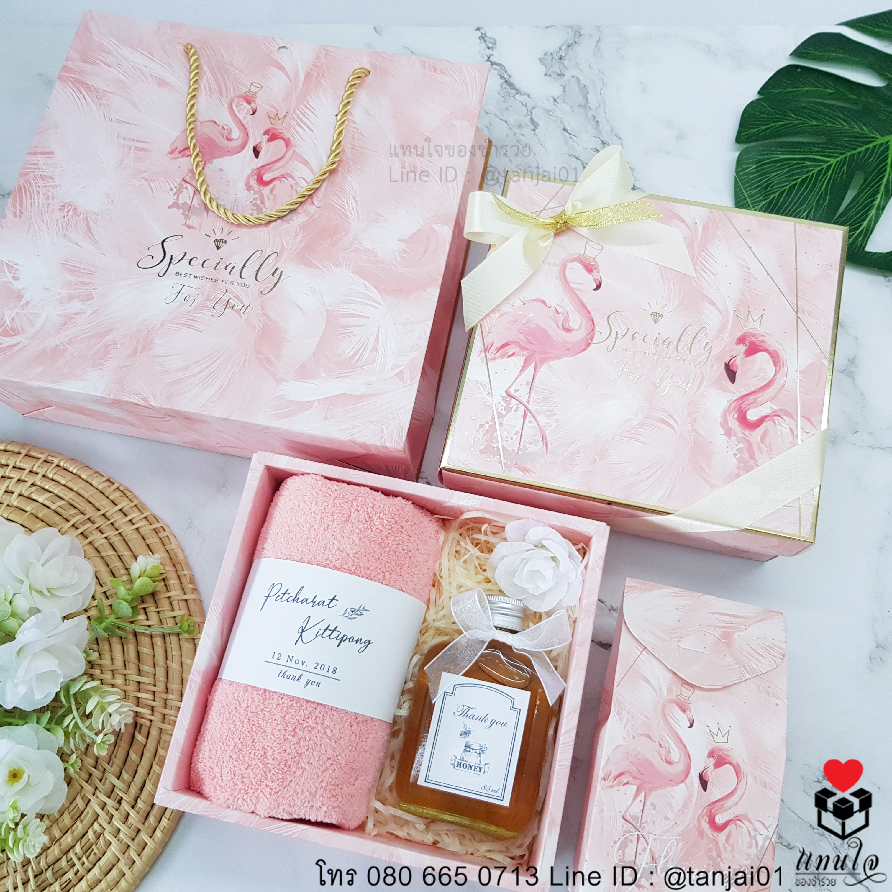 เซ็ตของรับไหว้ในกล่องพร้อมถุงหูหิ้ว ลายฟลามิงโก้สีชมพูโอรส ผ้าเช็ดผมขนแกะ น้ำผึ้ง ของรับไหว้ใช้งานได้จริง copy เซ็ตของรับไหว้ในกล่องพร้อมถุงหูหิ้ว ลายฟลามิงโก้สีชมพูโอรส ผ้าเช็ดผมขนแกะ น้ำผึ้ง ของรับไหว้ใช้งานได้จริง copy