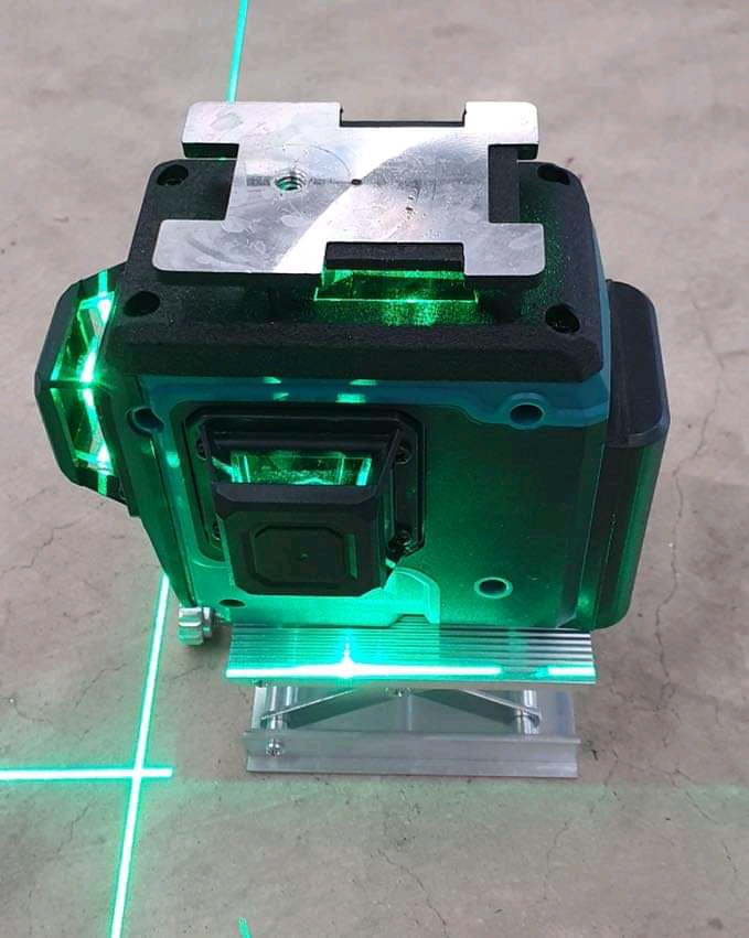 เครื่องวัดระดับเลเซอร์ STR 12 เส้น 3 แกน แสงสีเขียว พร้อมขาตั้ง