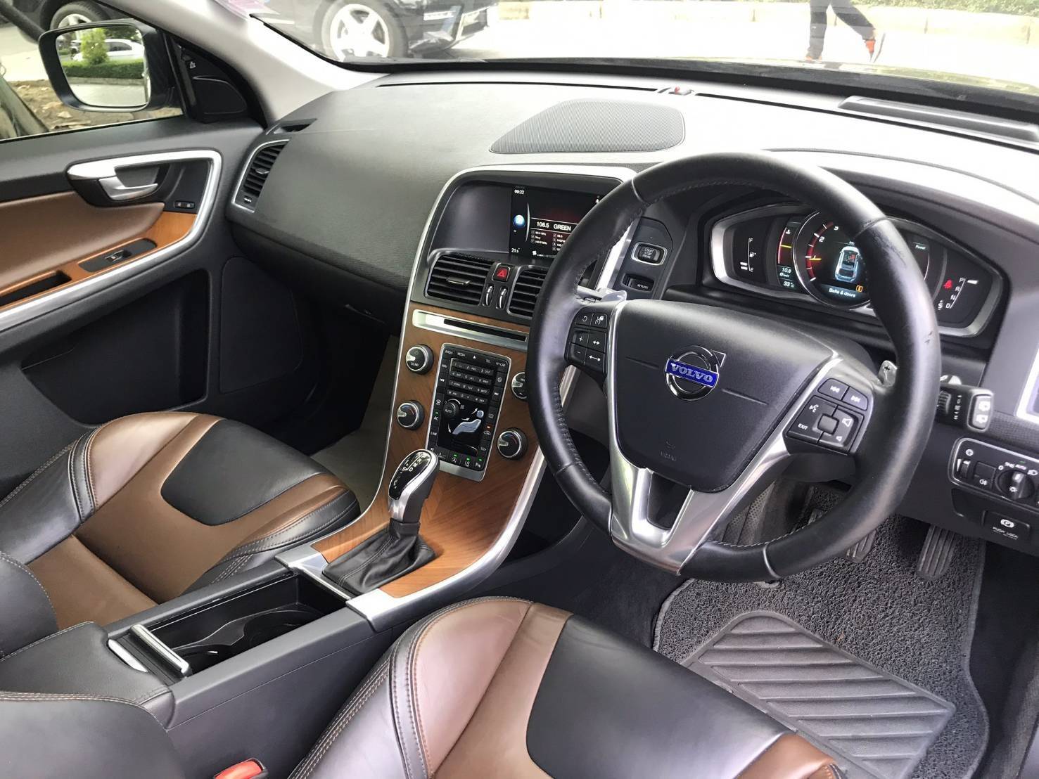 Volvo XC60 2.0 T5 SUV at ปี 2015