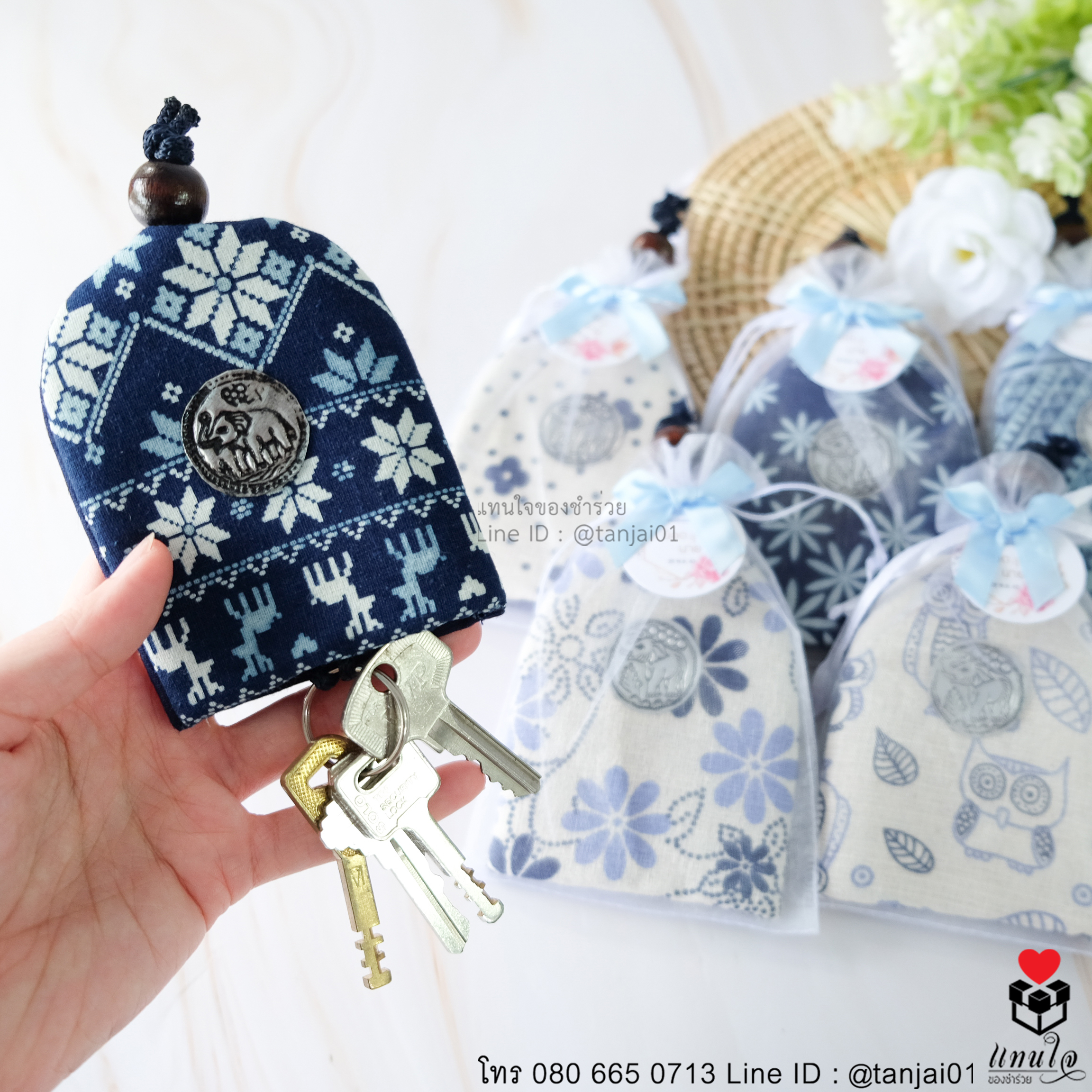ของชำร่วยงานแต่งงาน ของแจกงานแต่ง ของชำร่วยที่เก็บพวงกุญแจ ลายคราม ห่อถุงไหมแก้ว 03