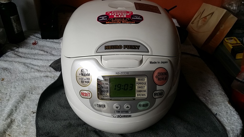 ซ่อมหม้อหุงข้าว ยี่ห้อ ZOJIRUSHI รุ่น NS-ZCC10 อาการซ๊อตเนื่องจากเสียบไฟ 220V
