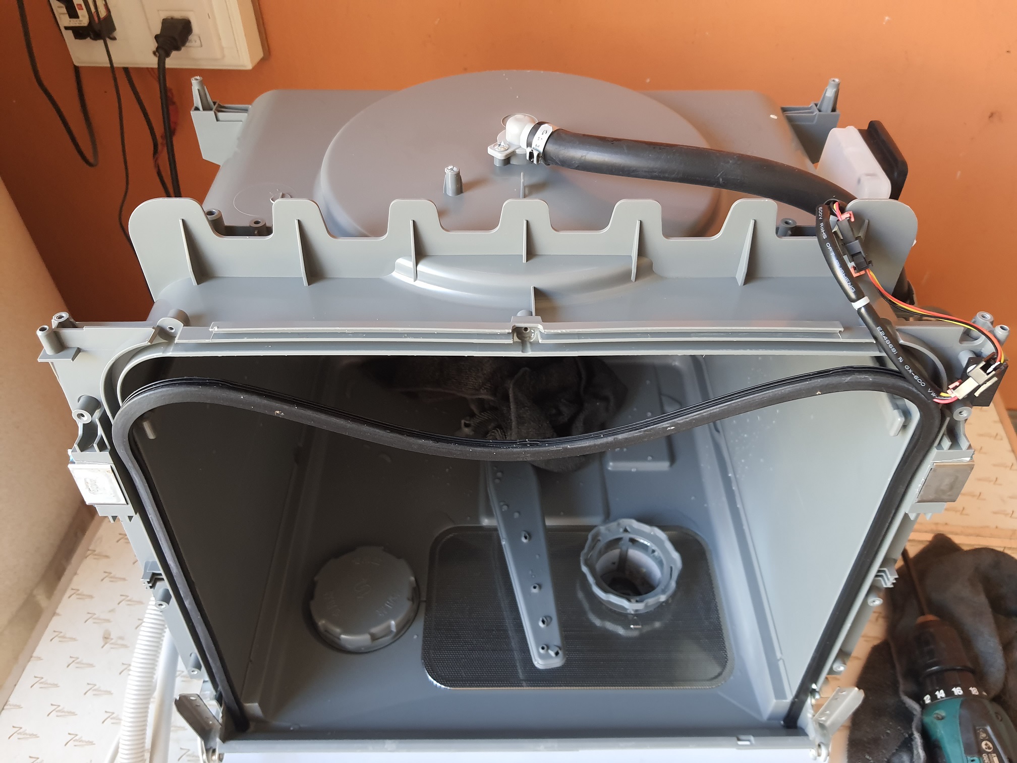 ซ่อมเครื่องล้างจาน ยี่ห้อ XIAOMI รุ่น VDW0401M อาการหน้าจอขึ้น E8