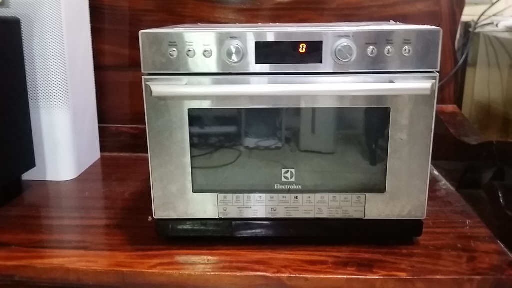 ซ่อมไมโครเวฟ ยี่ห้อ Electrolux รุ่น EMS3477X อาการไฟเข้าแต่ระบบต่างๆไม่ทำงาน