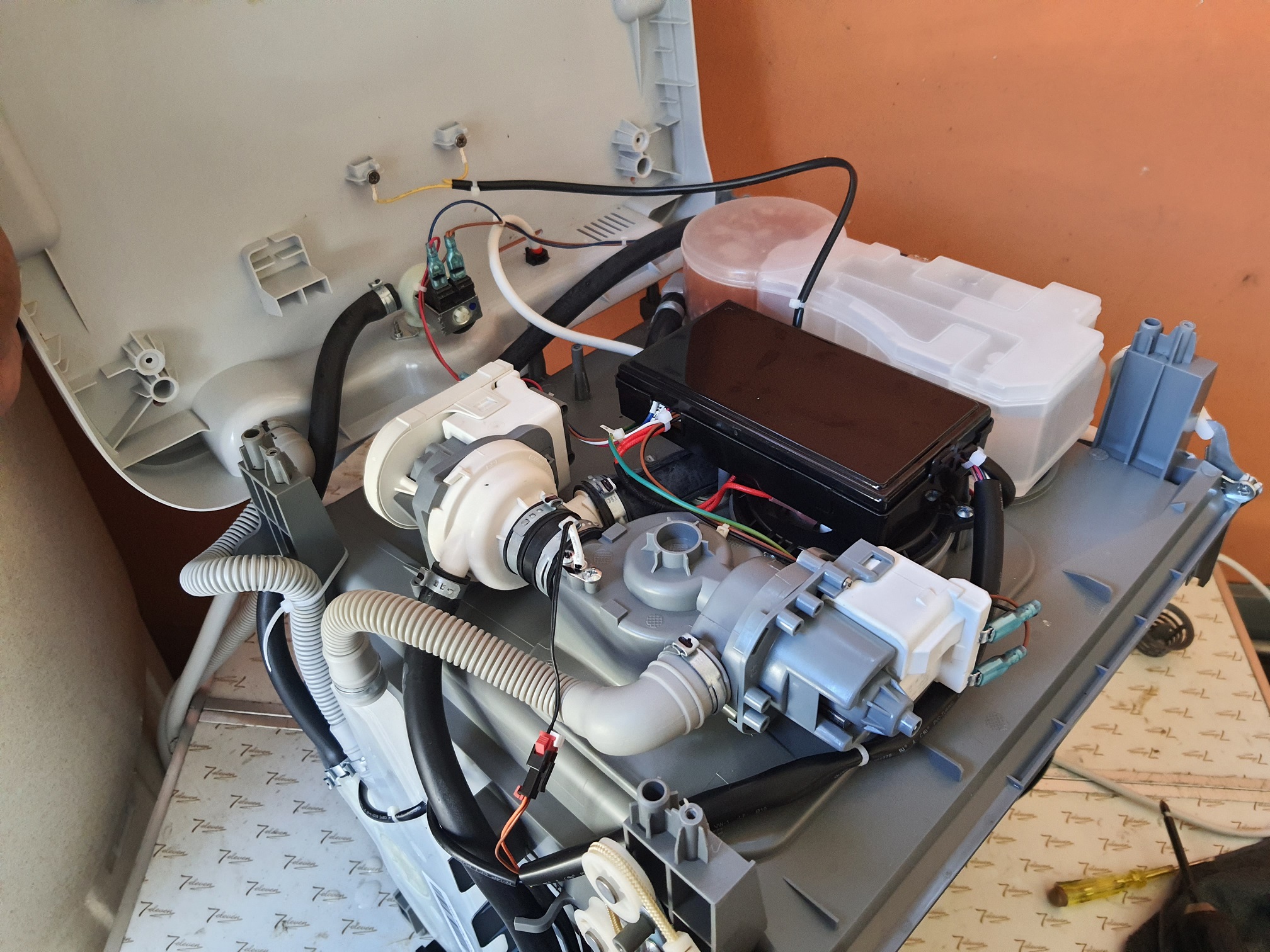 ซ่อมเครื่องล้างจาน ยี่ห้อ XIAOMI รุ่น VDW0401M อาการหน้าจอขึ้น E8