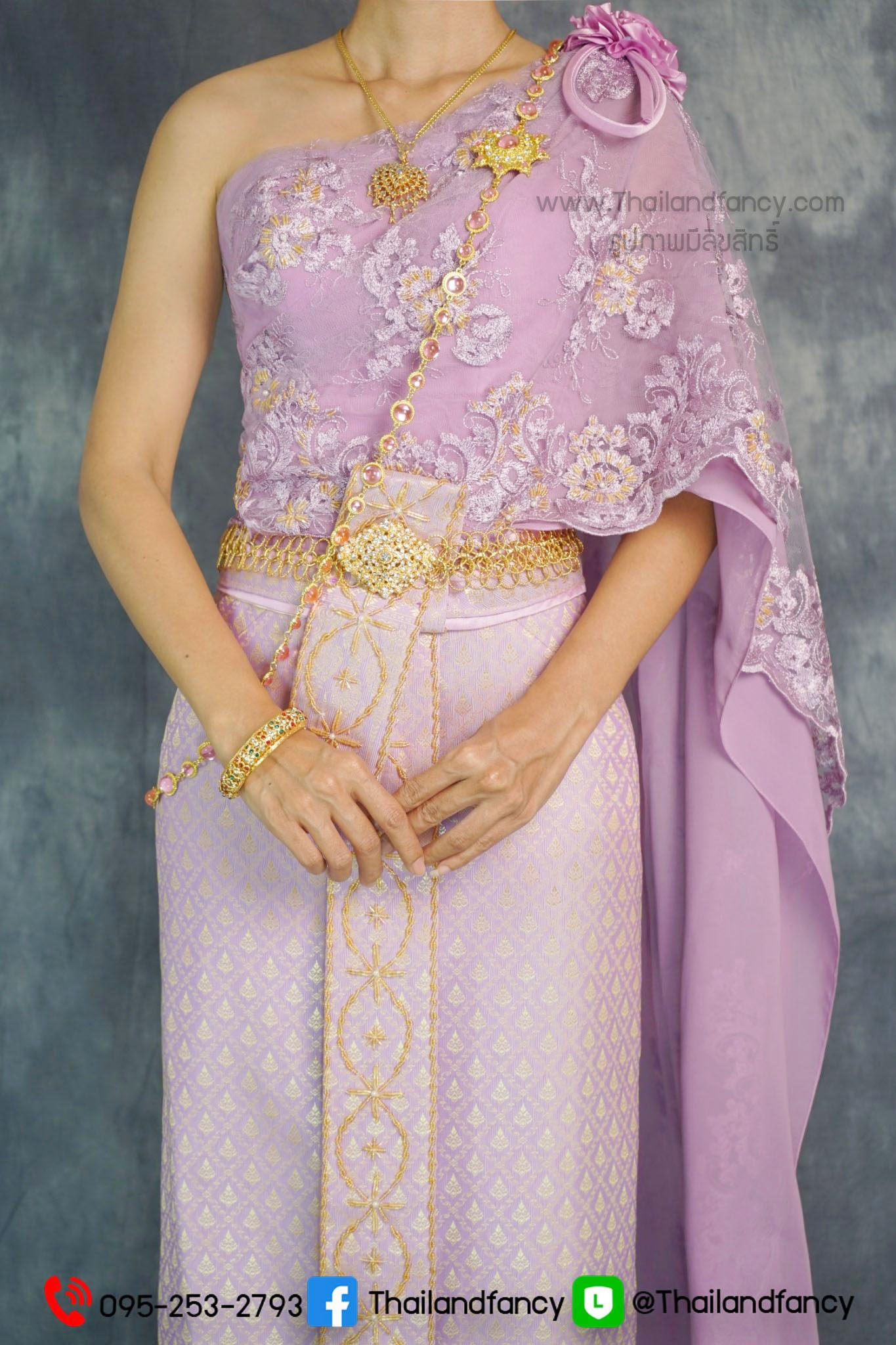 ชุดไทยแต่งงาน ชุดไทยจักรี ชุดไทยพระราชนิยม ชุดไทยประยุกต์ ชุดไทยประกวด ชุดไทยเจ้าสาว ชุดไทยสีม่วงอ่อนห่มสไบตกแต่งลายลูกไม้และดิ้นสีทอง