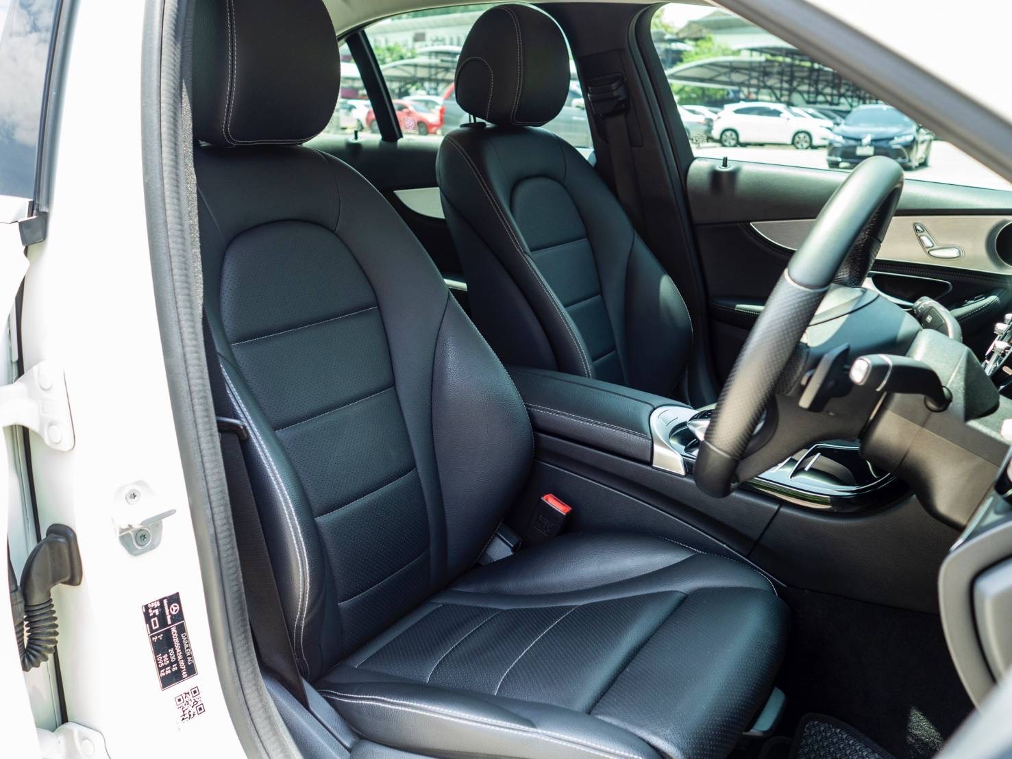 Mercedes-Benz C200 Avantgarde ปี 2016 W205 สีขาว ภายในดำ