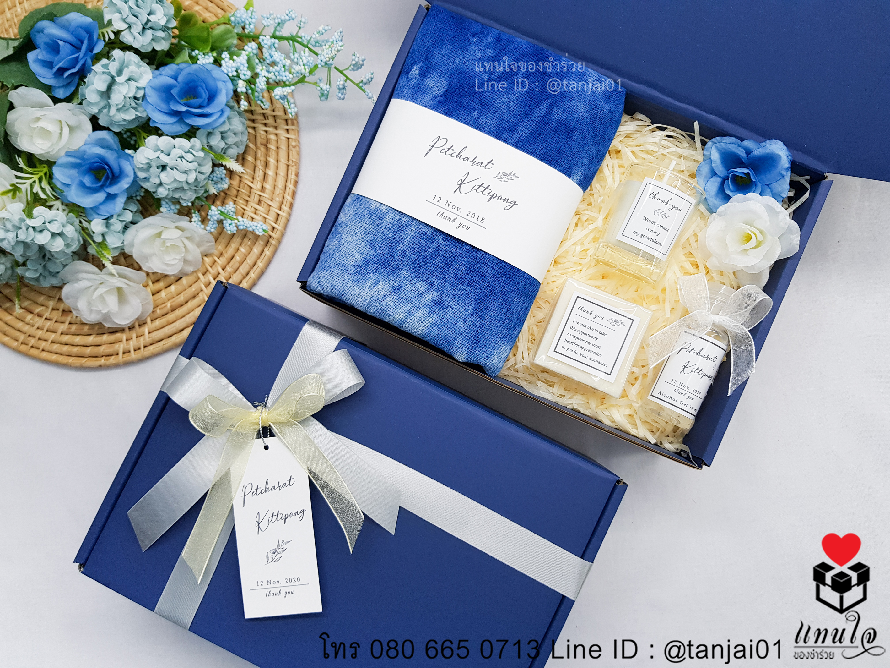 เซ็ตของรับไหว้ 4 ชิ้น ในกล่องสีน้ำเงินเข้ม ผ้าพันคอย้อมคราม สบู่ เทียนหอม เจลแอลกอฮอล์ ธีมสีน้ำเงินเข้ม ธีมทะเล (1) copy