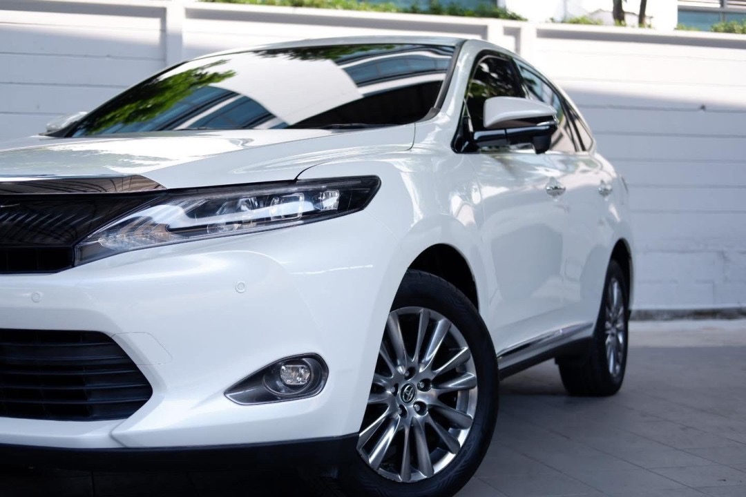 TOYOTA HARRIER สีขาวมุก ปี 2014