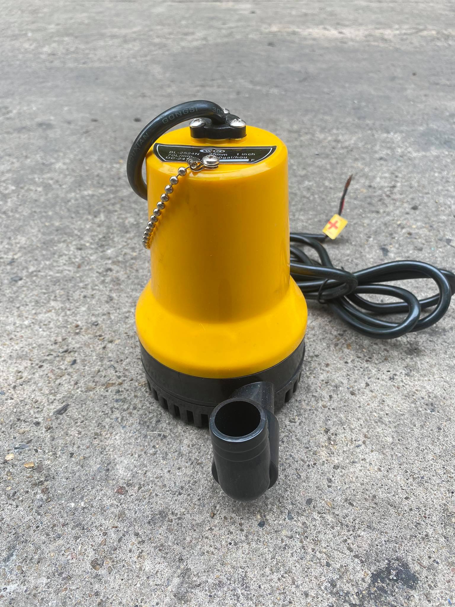 ปั๊มแช่/ไดโว่ ตัวเล็ก ตัวเหลืองใช้แบต DC มี 12V และ 24V ยี่ห้อ Win