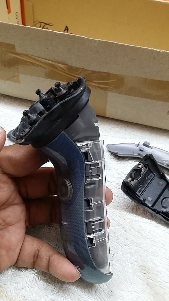 ซ่อมเครื่องโกนหนวด ยี่ห้อ PHILIPS รุ่น HD 7340 อาการชาร์จไฟไม่เข้า