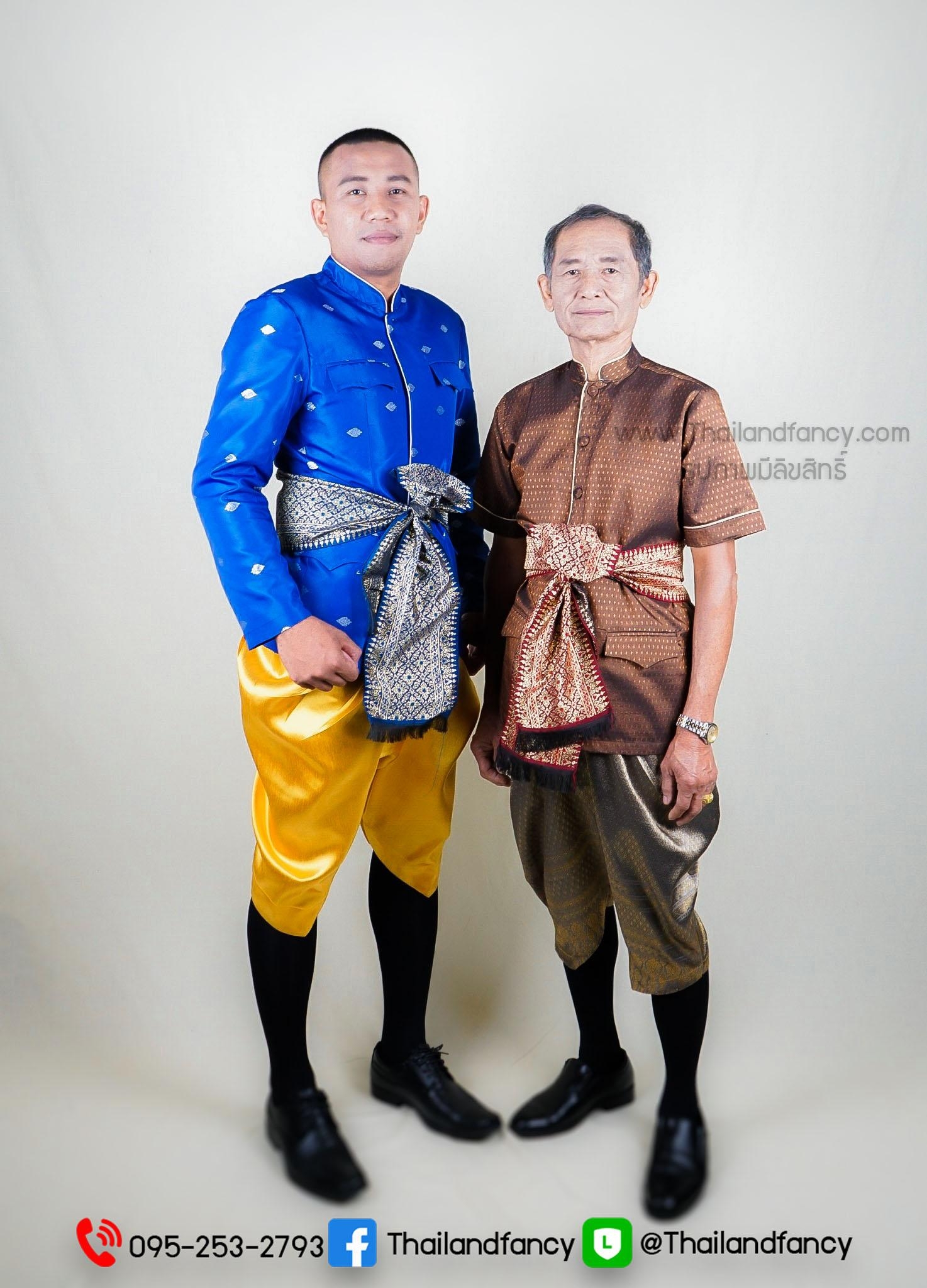 ชุดไทยย้อนยุค ชุดไทยสมัยอยุธยา ชุดไทยเจ้าบ่าว ชุดไทยผู้ชาย ชุดไทยท่านเจ้าคุณ ชุดไทยพี่หมื่นออเจ้า เสื้อลายไทยสีน้ำเงินเข้าคู่กับโจงกระเบนสีเหลืองทอง