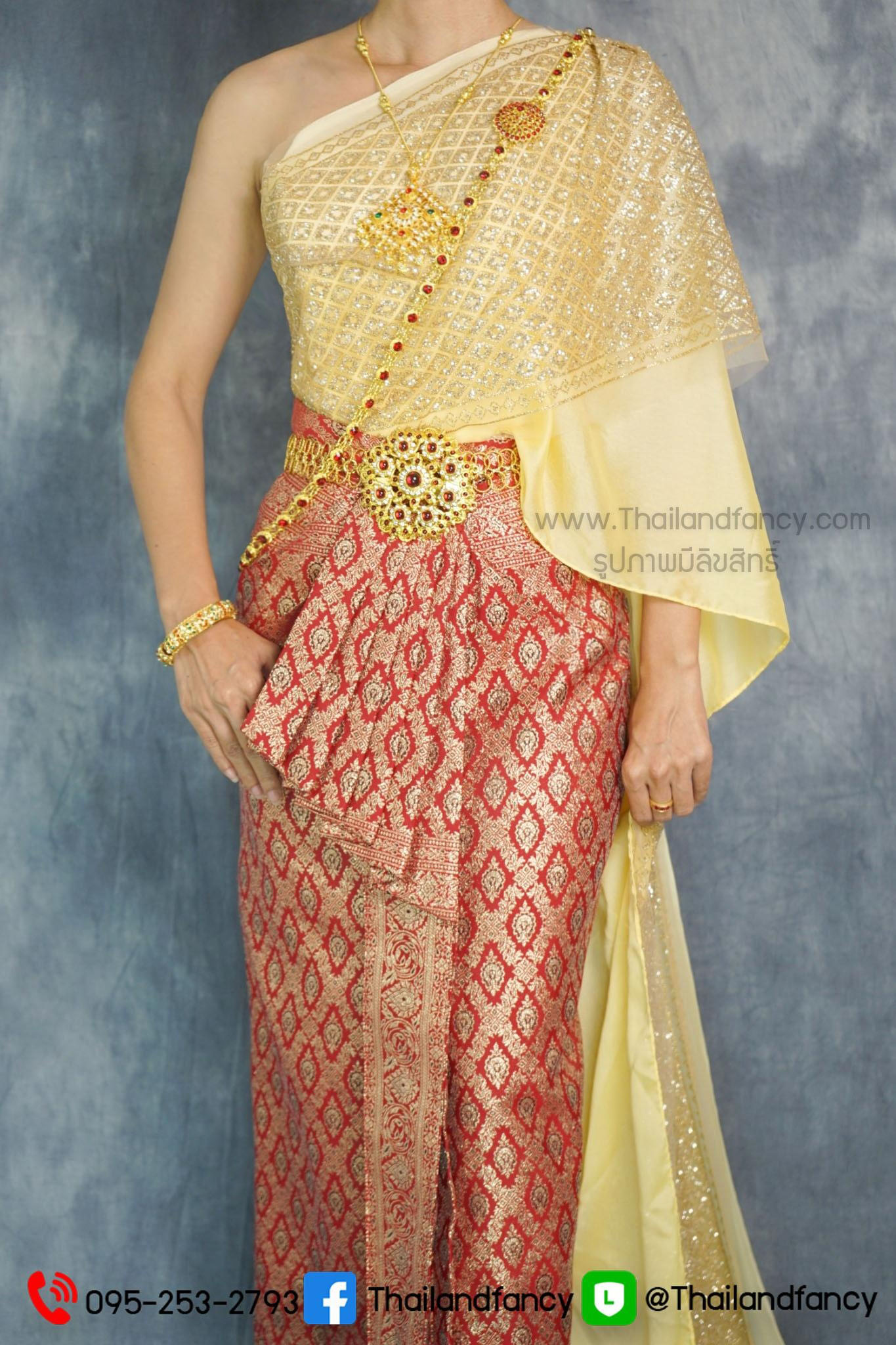ชุดไทยอุ่นไอรัก ชุดไทยย้อนยุค ชุดไทยจักรี ชุดไทยร่วมสมัย ชุดไทยประยุกต์ ชุดไทยเจ้าสาวสไบกากเพ็ชรลายไทยเข้าคู่กับผ้าถุงสีแดงลายไทยดิ้นทอง